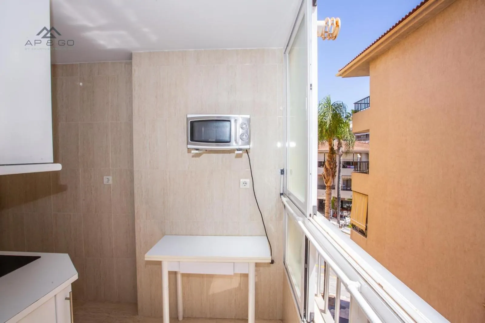 White Apartment Great Location Almunecar
